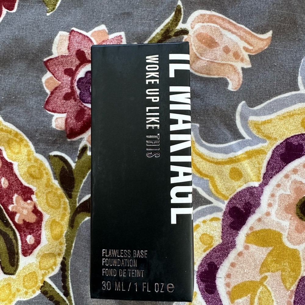 IL MAKIAGE Nude Foundation with Black Cap